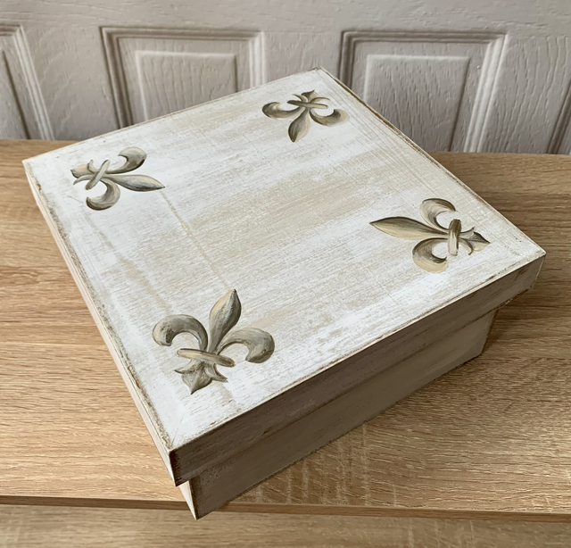 Boite de rangement en bois "Fleurs de Lys"n°1