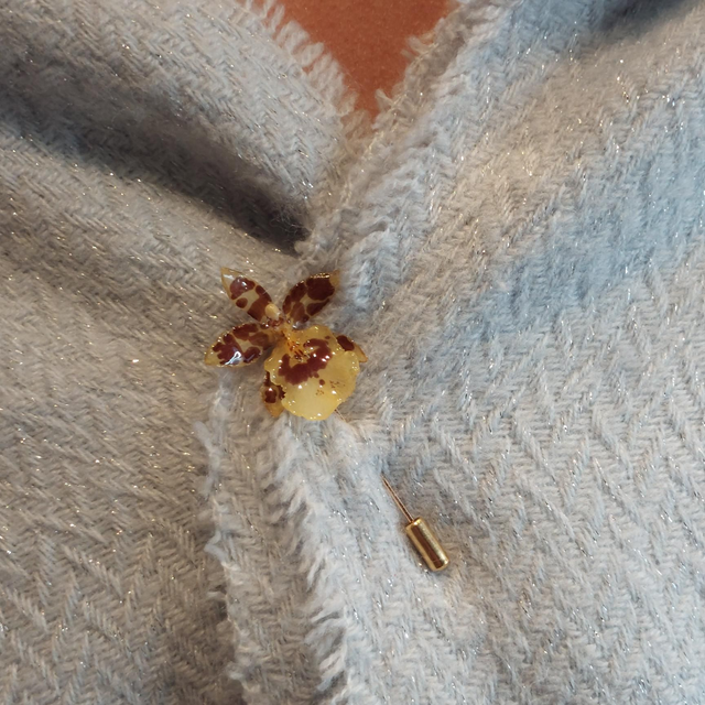 Fibule Orchidée – Broche florale artisanale en acier inoxydable