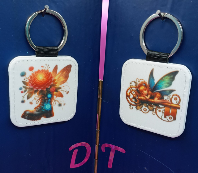 Porte clé carré en tissu imperméabilisé.