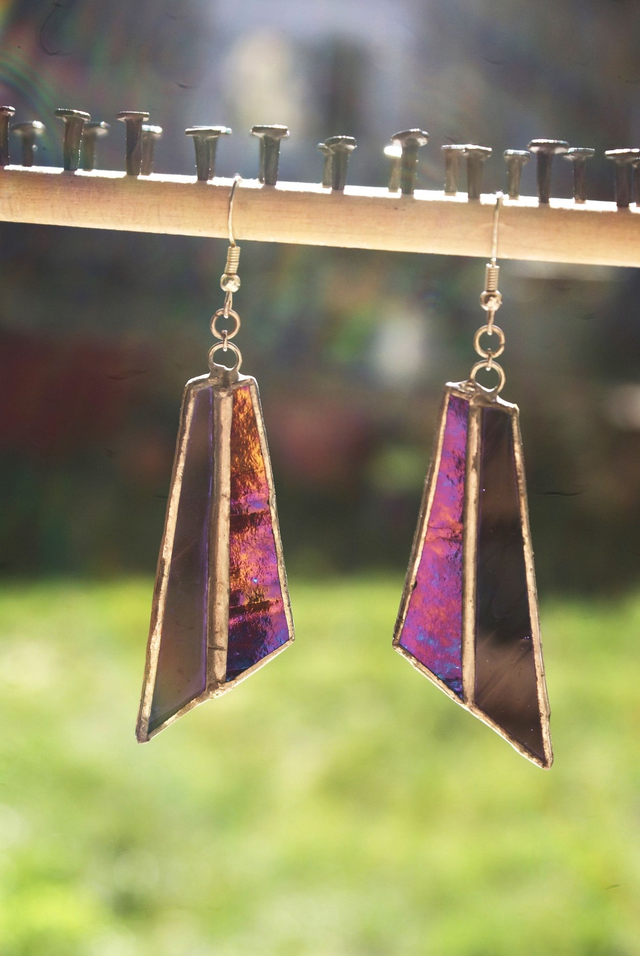 Boucles d&#039;oreilles en  verre iridescent, violet foncé, et bleu profond transparent,  sertis en Tiffany. 