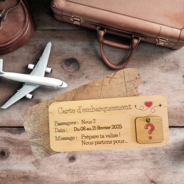 Carte en bois à personnaliser pour annoncer un événement surprise 