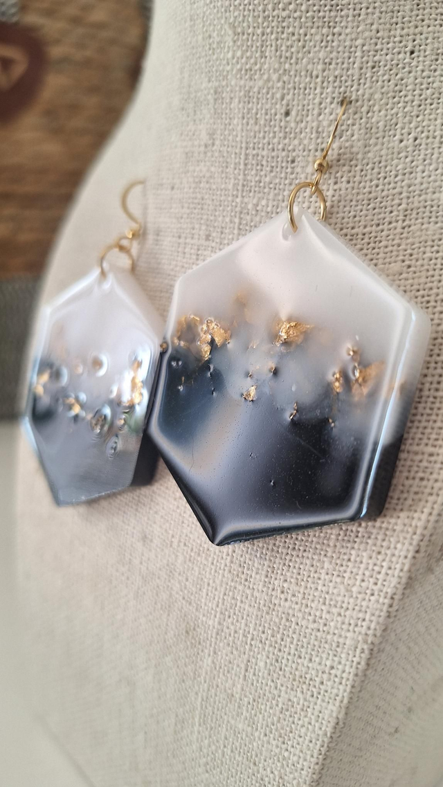 Boucles d'oreilles noires et blanches avec feuilles d'or 