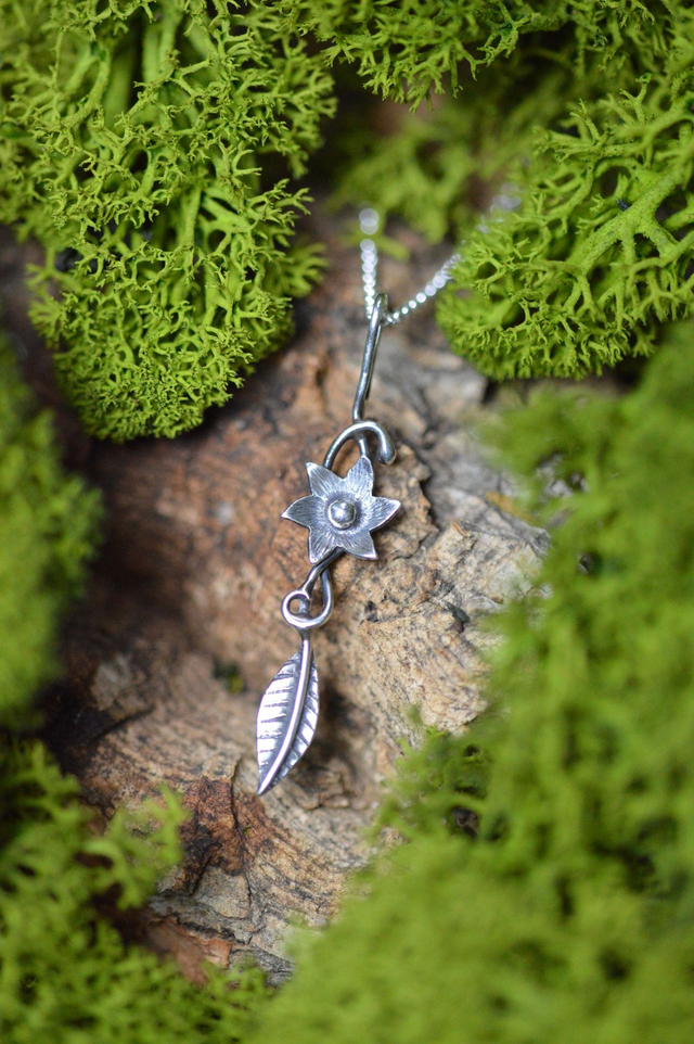 Pendentif Elfique - Fleur à six pétales, feuille simple