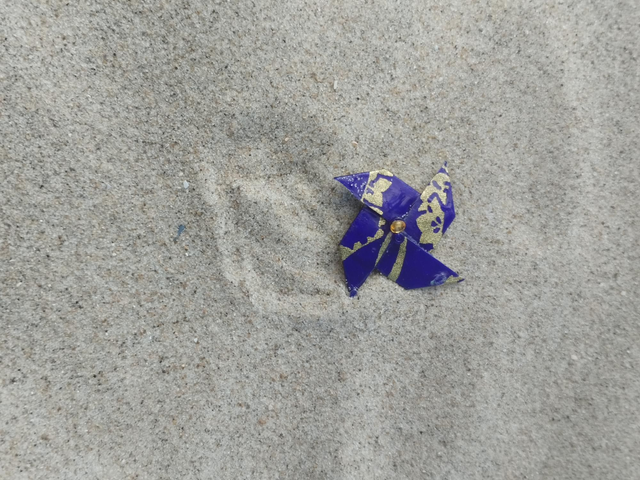 Broche Moulin à Vent Origami Bleu Royal et Or avec Perle Violette Scintillante - Un Éclat de Couleur Élégant