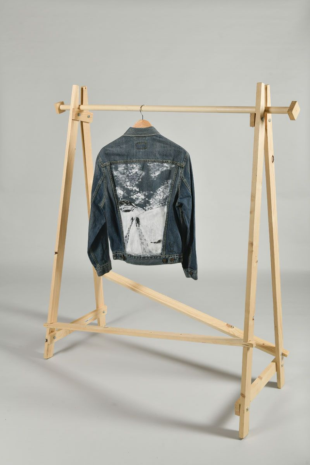 veste en jeans Levi&#039;s de seconde main peinte à la main - œuvre paysage montagne enneigée