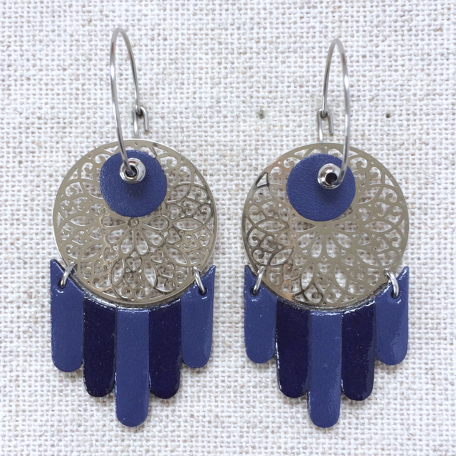 Boucles d’oreilles « Orgue » argentées, cuir bleu indigo et bleu foncé