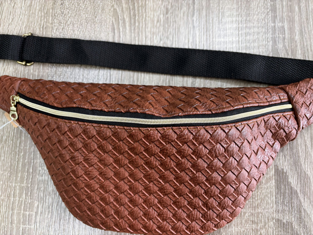 Riñonera de cuero vegano trenzado marrón – Hecha a mano con elegancia y estilo