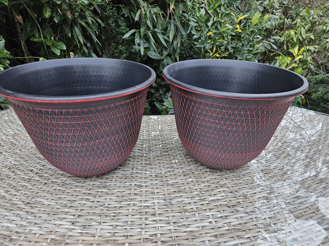 Camden Patio Hard Plastic Planter Black With Red Brush 