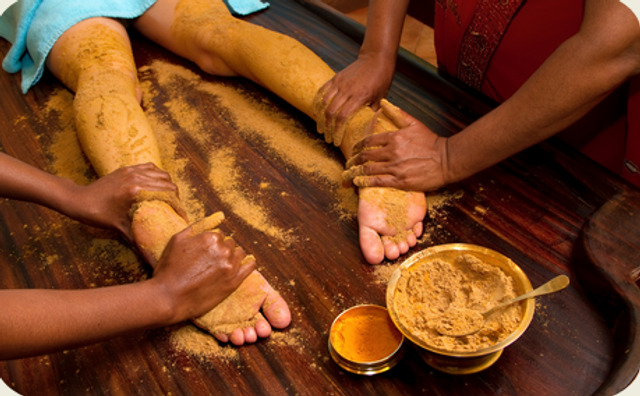 Udvartanam – Massage ayurvédique aux plantes en poudre