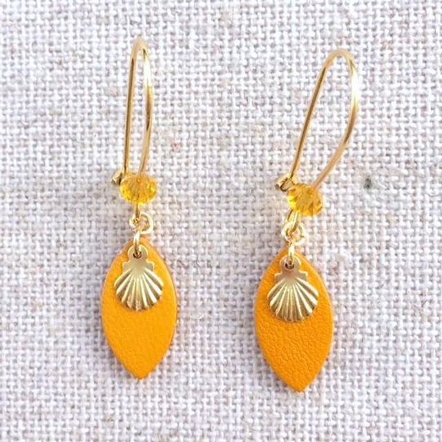 Boucles d’oreilles « Mineur » dorées, cuir couleur safran