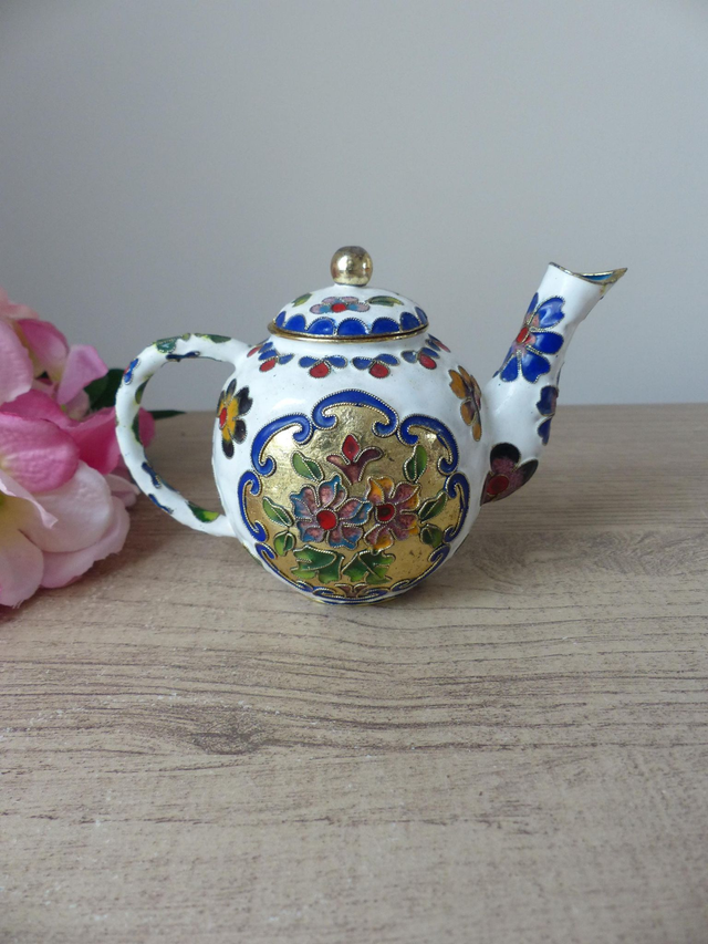 Théière Miniature Cloisonnée Blanche – Décor Floral Doré – Cuivre Émaillé Fait Main – Style Asiatique – Objet de Collection Vintage