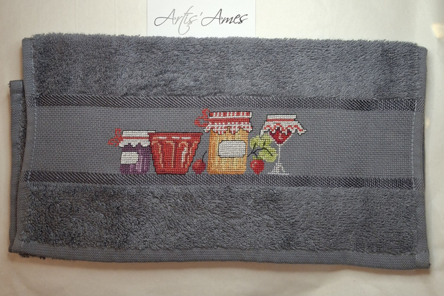 Essuie main brodé gris Confitures