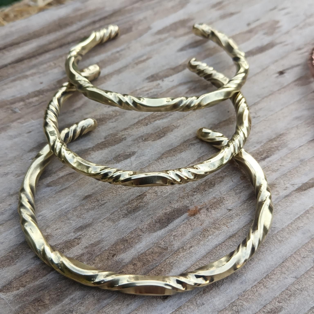 Bracelet en laiton vrillé - bienfaisant et élégant