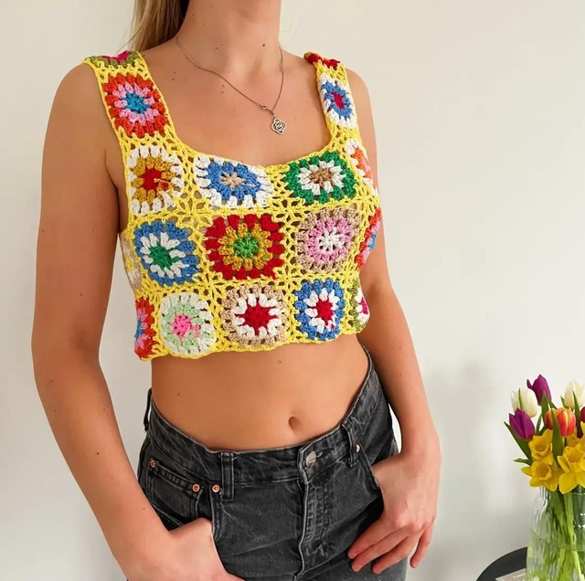 Top corto de ganchillo hecho a mano con patrón cuadrado de abuela