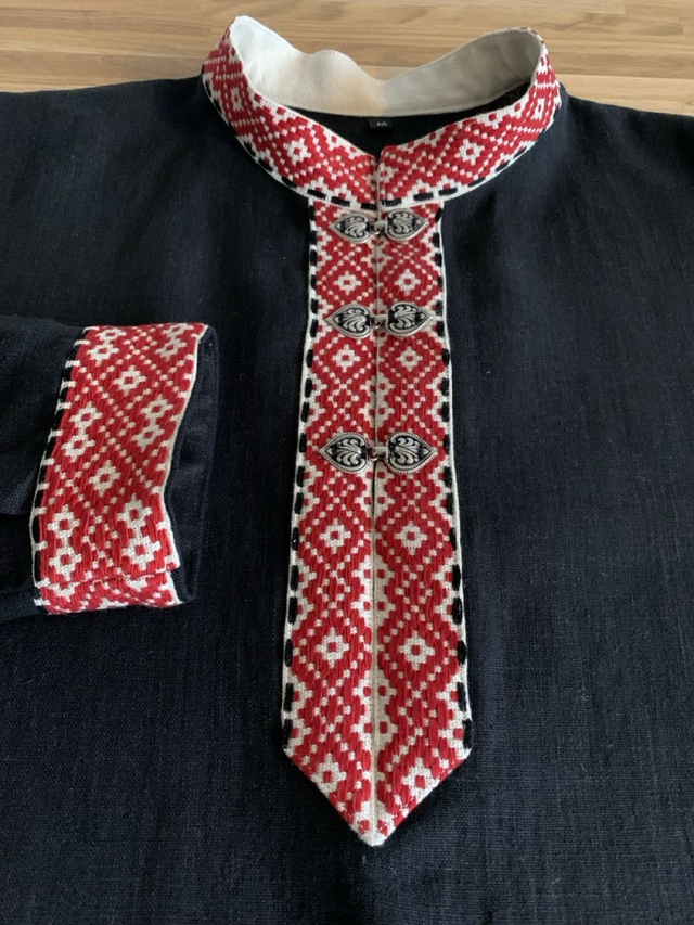 Karjalainen musta paita, kuvio kukkatarha 