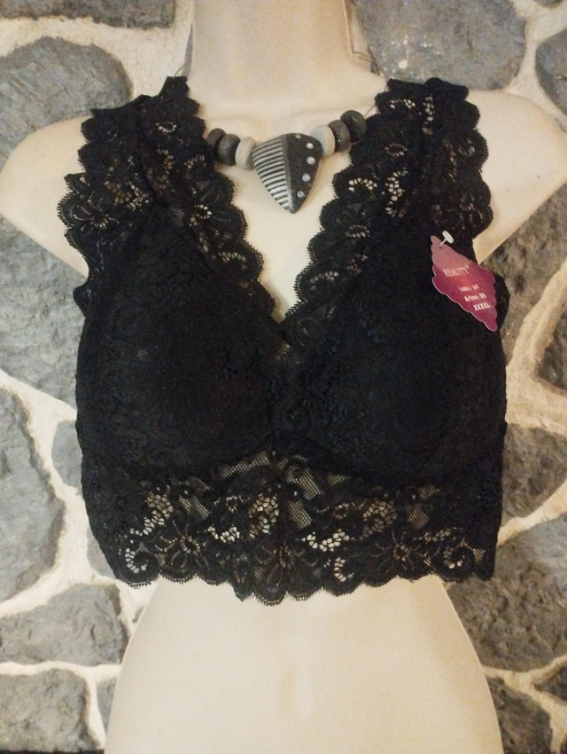 Brassière noire avec lacets décoratifs. Taille 3XL