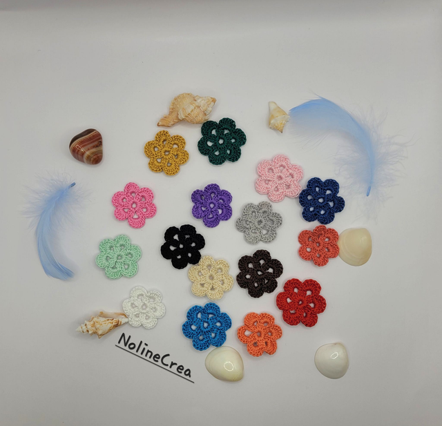 Lots de cinq petites fleurs monochrome fait main au crochet, Fleurs crochetées en fil de coton