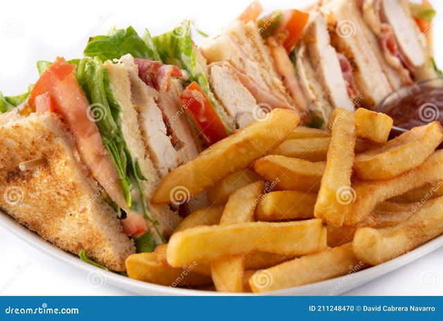 Club Sandwich mit Pommes