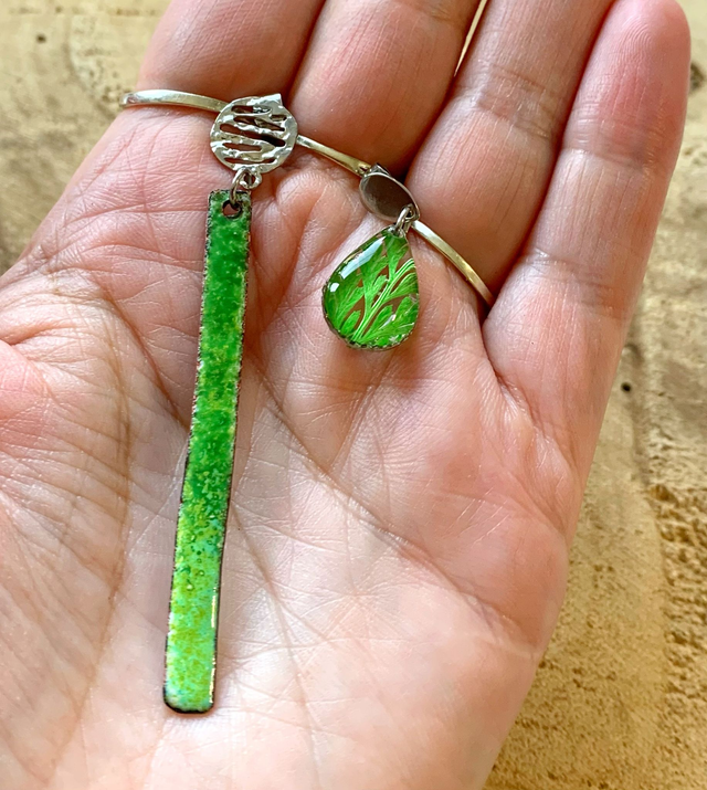 Vert Emeraude : boucles d'oreilles asymétriques (argentées) - Pièce Unique