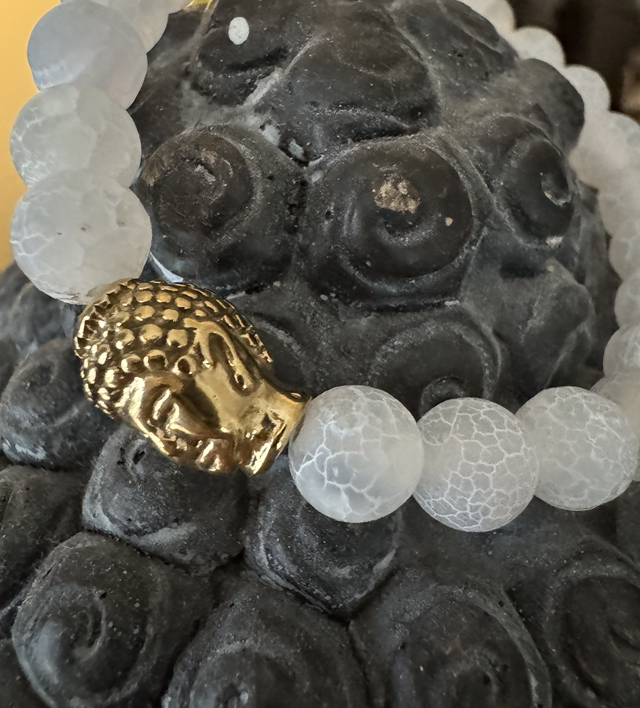 Armband weißer Achat geeist mit Edelstahl Buddha Kopf goldfarbend