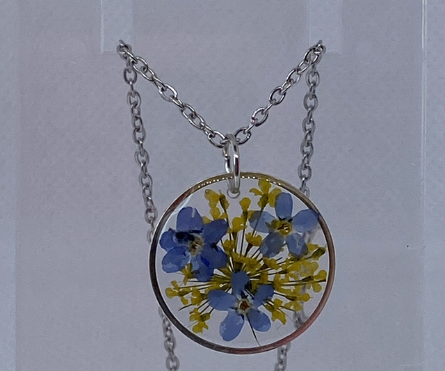 Silver necklace with real flowers 