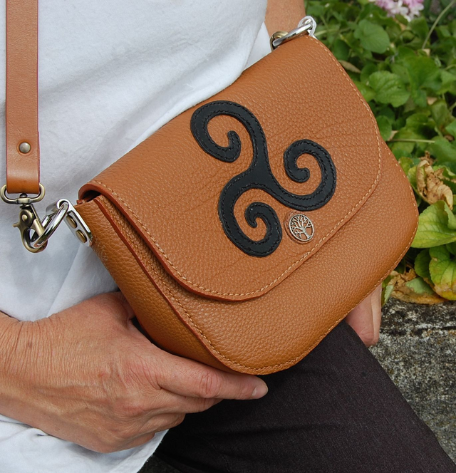 Sac couleur fauve en cuir de taurillon avec motif triskel