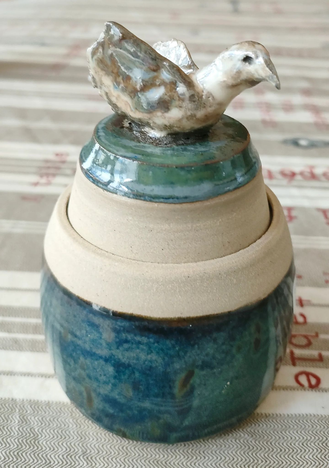 Boite en grès avec oiseau modelé " L'envol discret"