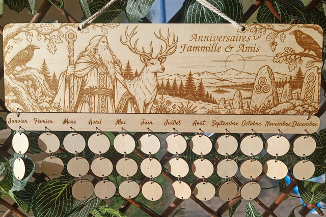 Calendrier des anniversaires en bois – Le Druide et le Cerf sacré