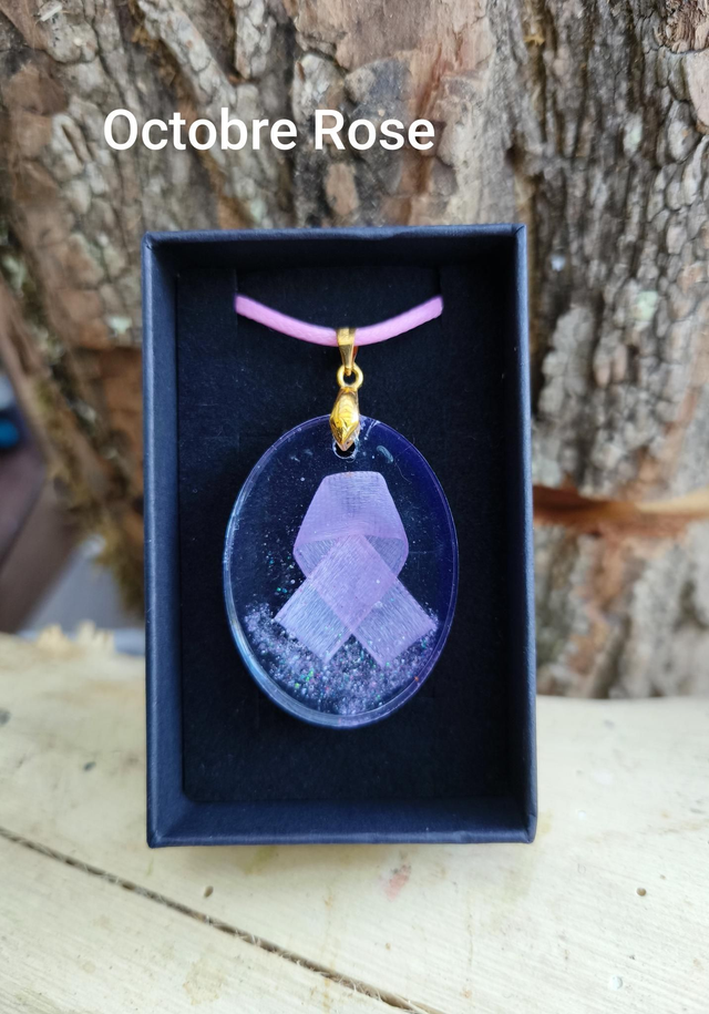 Collier Octobre Rose en résine 