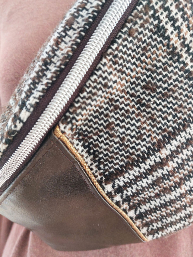 Sac banane en simili cuir marron et lainage