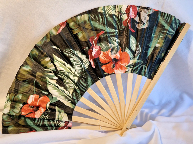 Éventail tropical fond noir