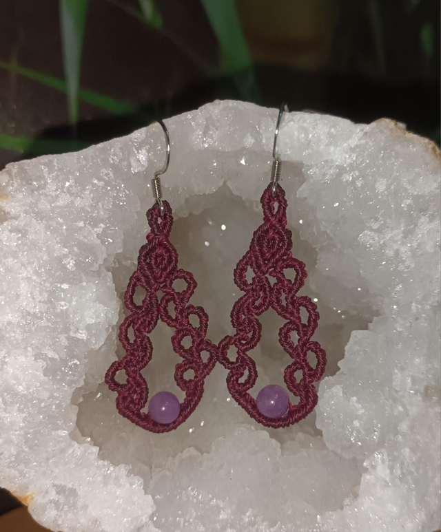 Boucles d'oreilles en micro-macramé et lépidolite