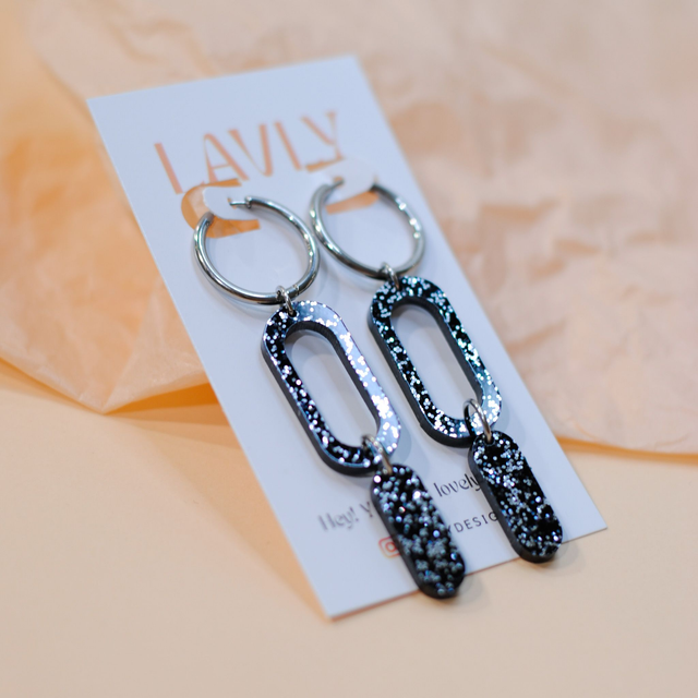 Välke-korvakorut, musta glitter, teräs