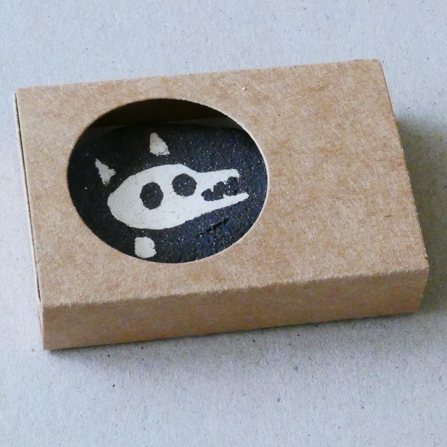 Memento Canem Inlaid Stoneware Pin Brooch 