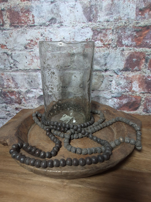 Kralenketting, kleine kraal. Bruin