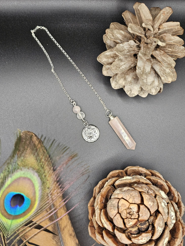 PENDULE EN QUARTZ ROSE