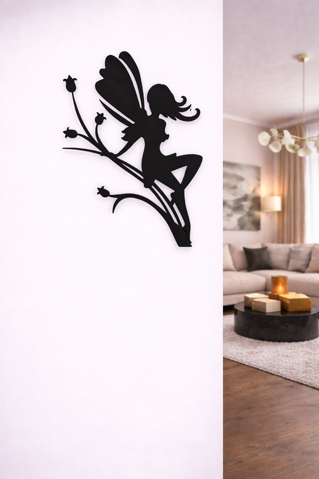 Fée assise sur une plante