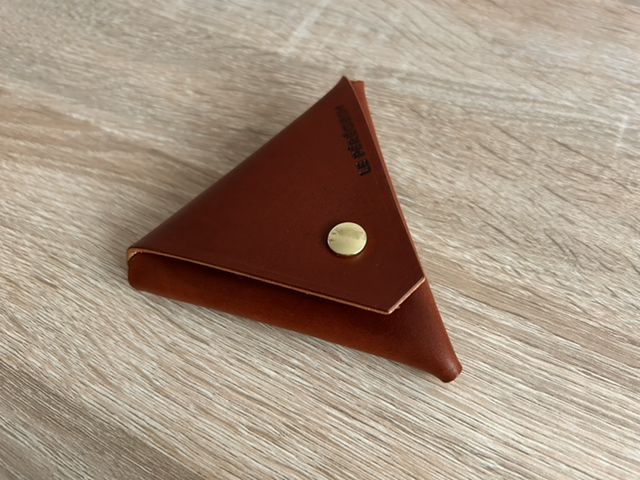 Porte monnaie triangulaire en cuir de bœuf/taureau - Le Sambosak (coloris “Acajou”)