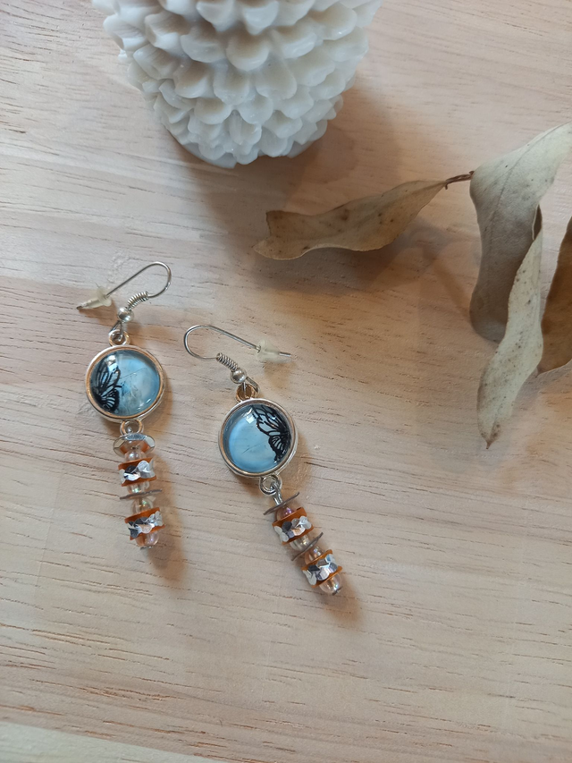 Boucles d&#039;oreilles Composition cabochon - papillon noir - bleu/orange avec pendants