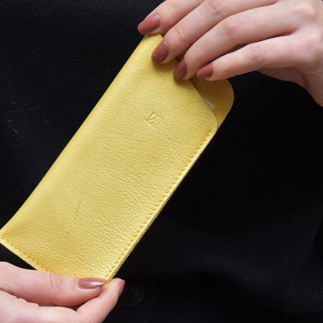 Etui à lunettes en cuir jaune