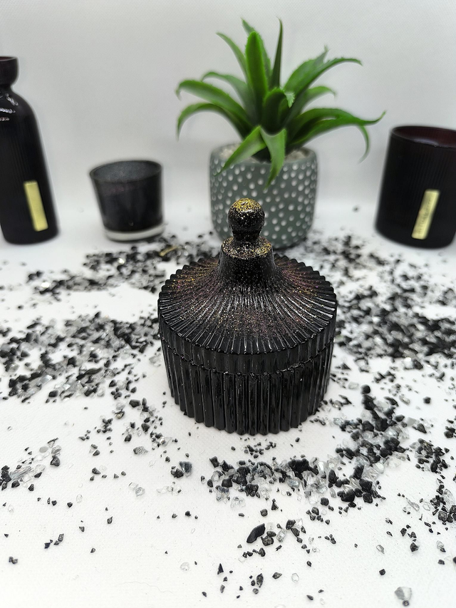 Boîte manège noire à paillettes mauve et dorée 