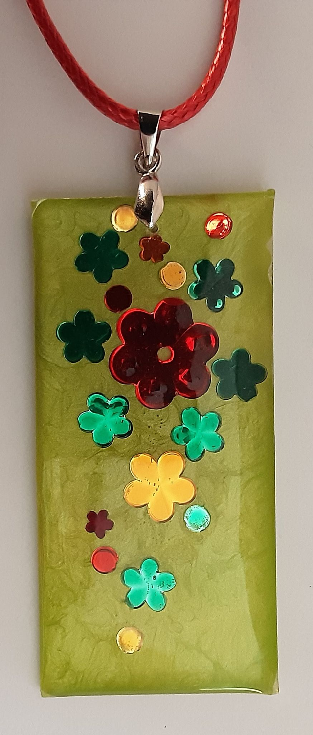 Pendentif grand rectangle collection Mouna paillette fond vert mousse nacré parsemé de fleurs vertes rouges et jaunes