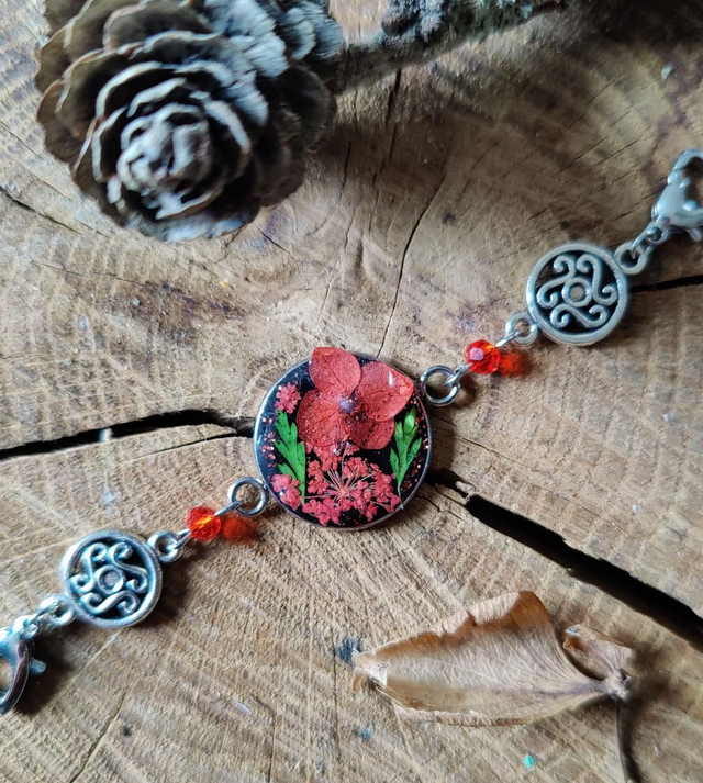 Bracelet femme modulable cabochon fleur d'hortensia, carotte et sapin.