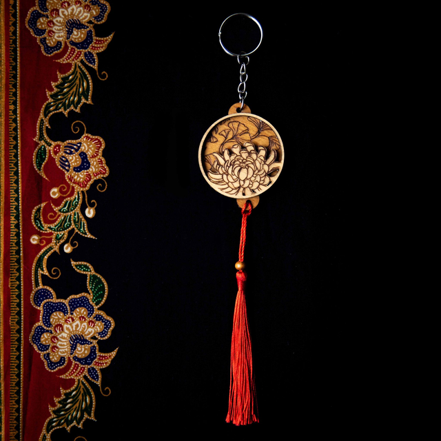 Porte-clés en bois gravé - Chrysanthème et ginkgo