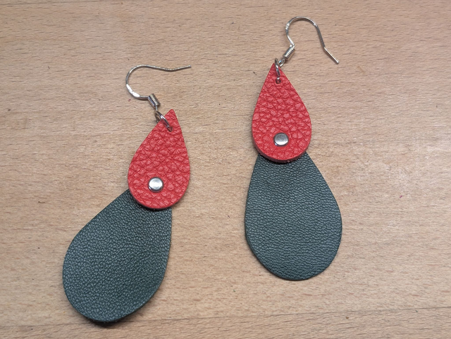 Boucles d&#039;oreille en cuir.