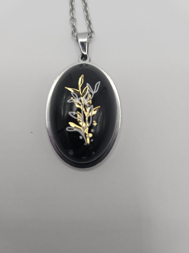 Pendentif ovale noir et argenté 