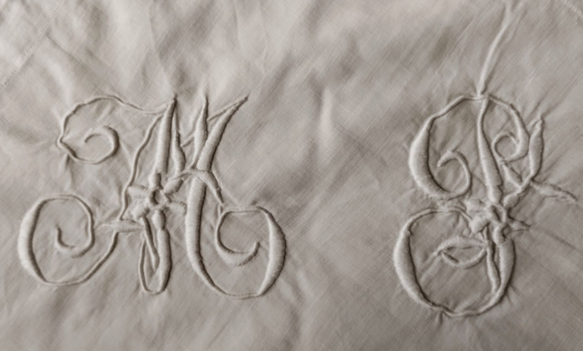 Monogramme MP sur taie d'oreiller entourée de dentelle confectionnée à partir de croquet