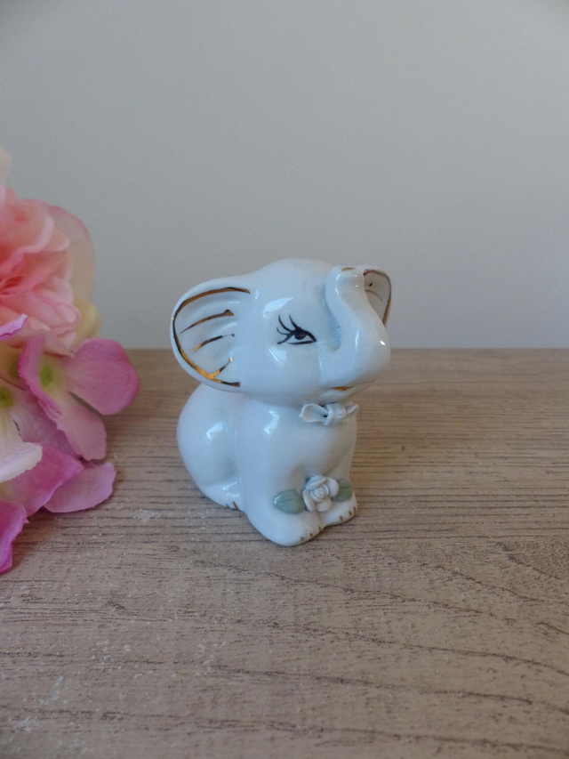 Miniature bébé éléphant romantique aux longs cils, éléphanteau vintage avec décoration de fleurs en porcelaine, figurine petit éléphant