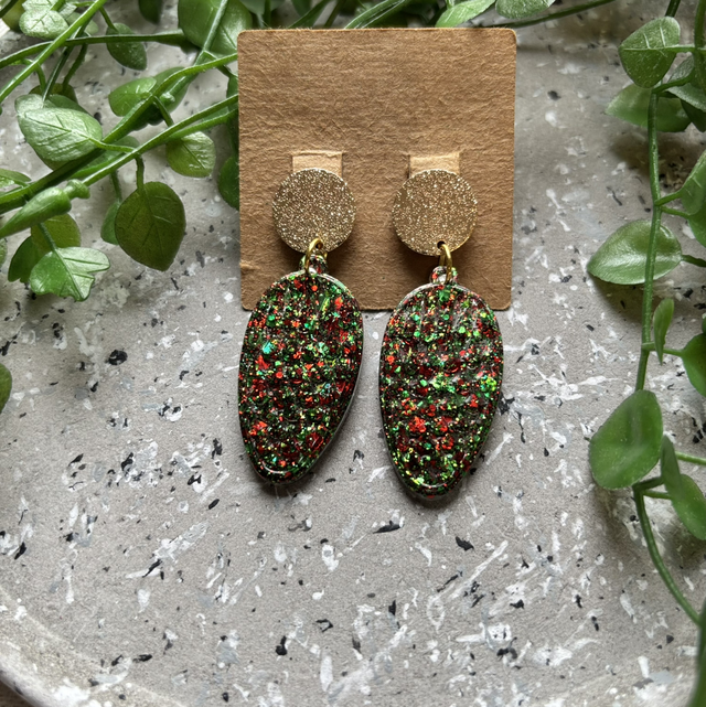 Boucles d’oreilles résine pomme de pain verte rouge et dorées à paillettes 