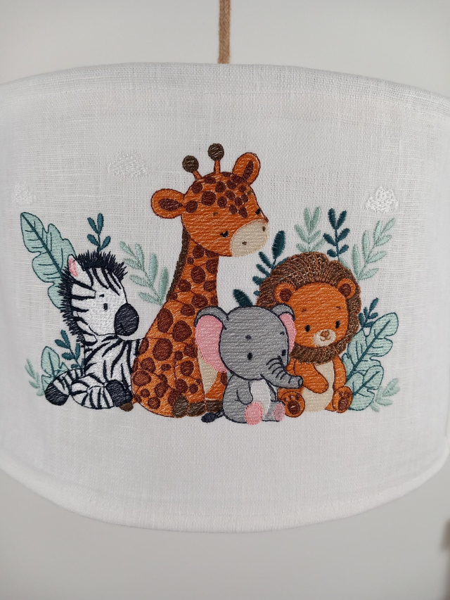 Abat-jour suspension en lin blanc brodé de trois broderies Animaux de la savane -plafonnier pour chambre enfant diamètre 35 cm